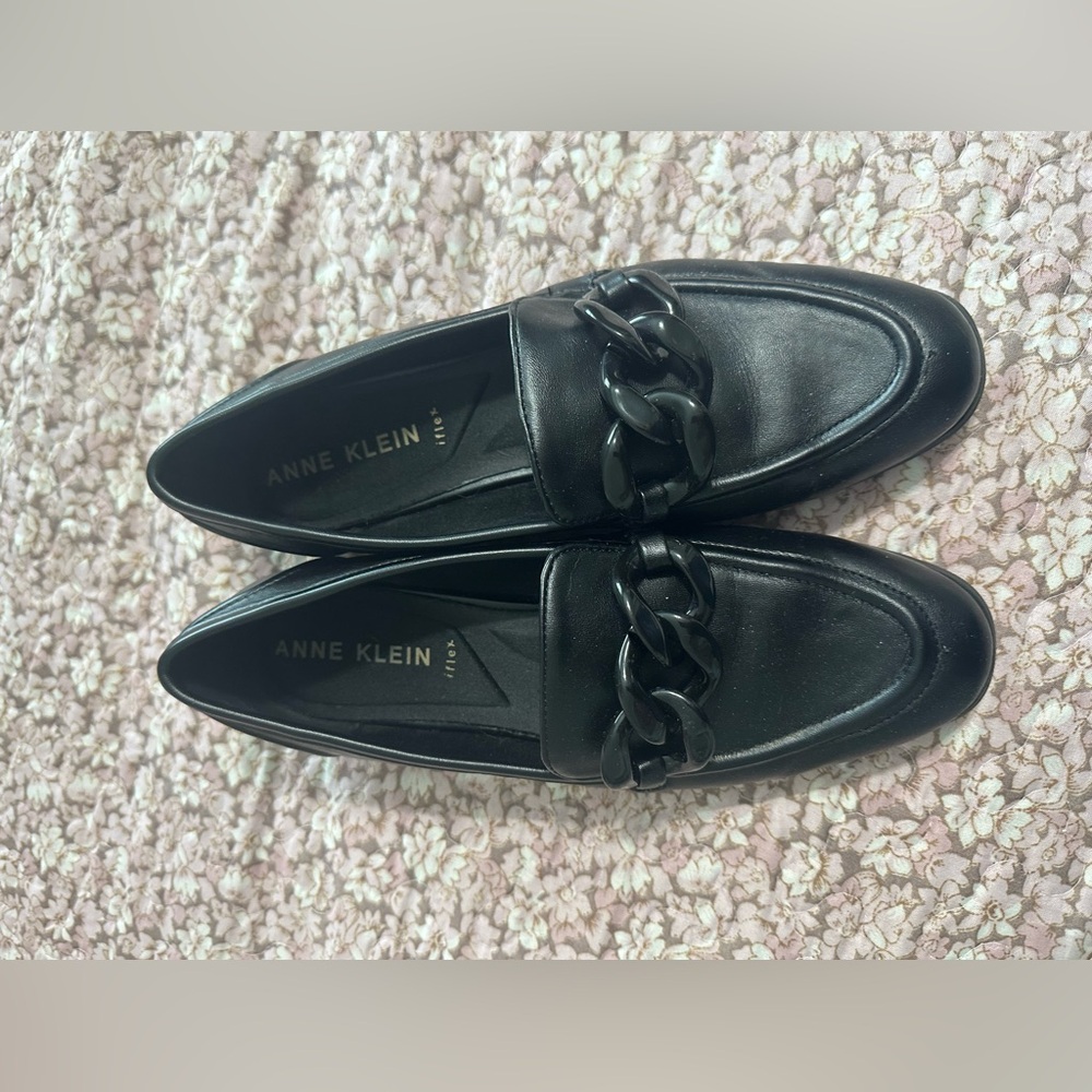 Anne Klein Black Loafers with Chain Detail Size 7.5 EUC